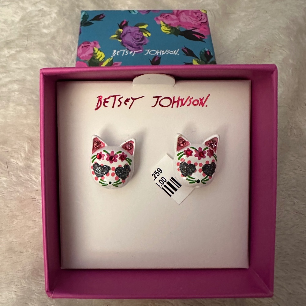NIB BETSEY JOHNSON CAT SKULL EARRINGS